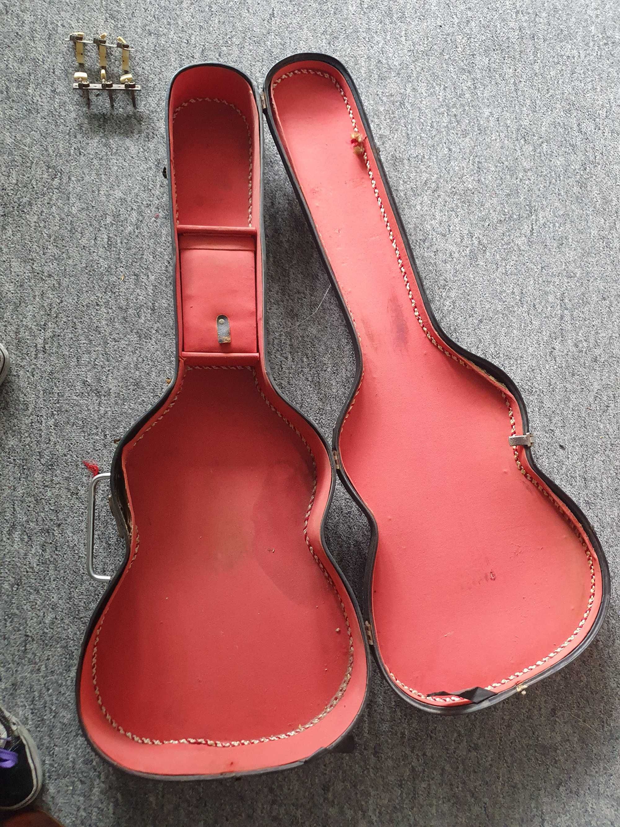 Stara gitara klasyczna - uszkodzona