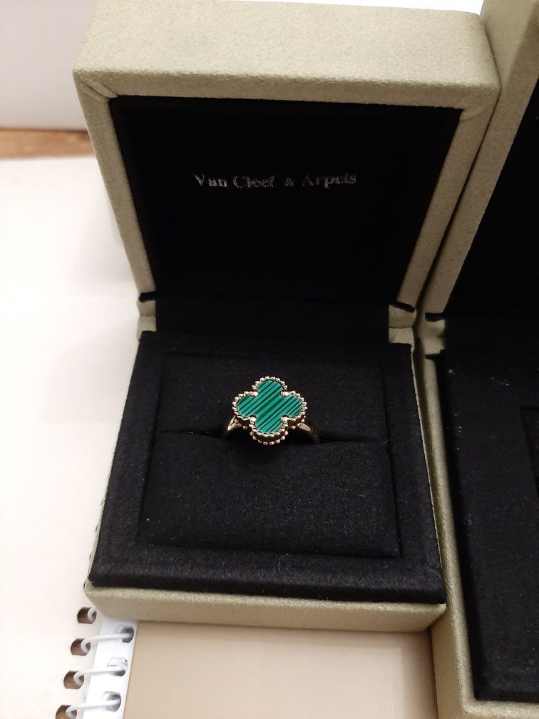 Van CLEEF. Золотое кольцо с малахитом.