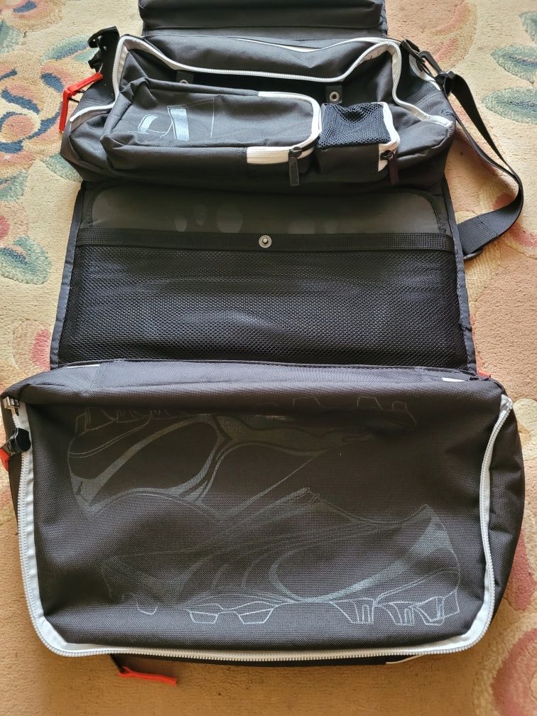 Sportowa torba Puma, rozkładana z miejscem na buty itp.
