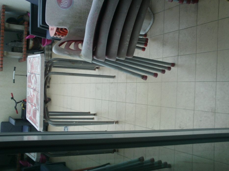 Cadeiras e mesas usadas