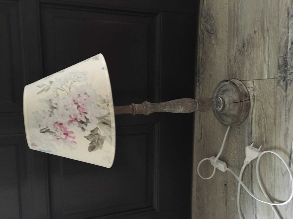 Drewniana lampka boho. Lampa Zara klosz w kwiaty angielski styl