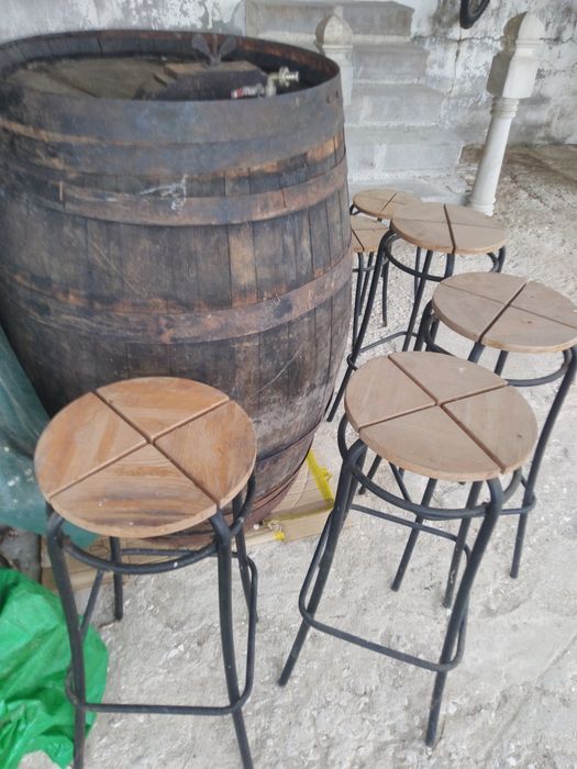 Duas barricas/barris com 9 bancos.
