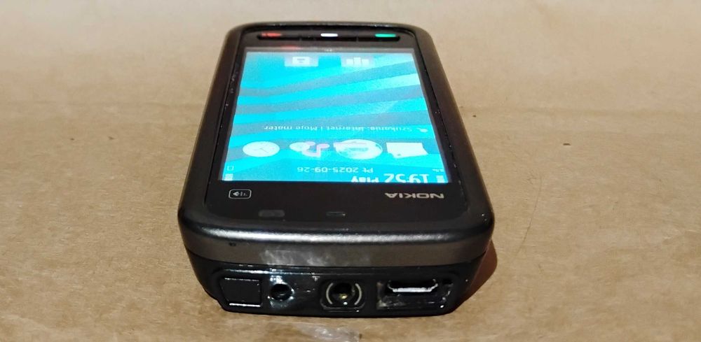 NOKIA 5230 RM-588 + ładowarka bez simlock dobry stan
