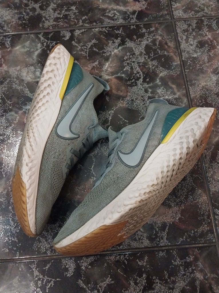 Кроссовки Nike Epic React