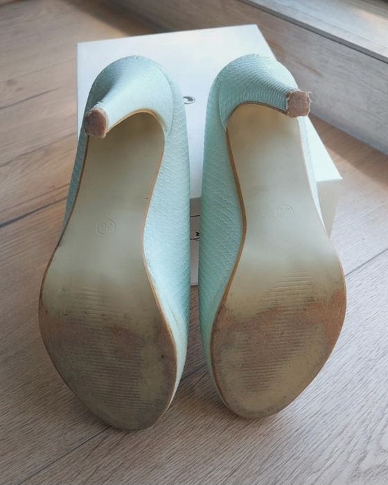 Miętowe obcasy z odryktym palcem