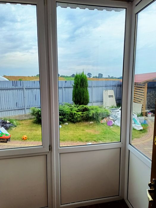 Віконна конструкція на ганок