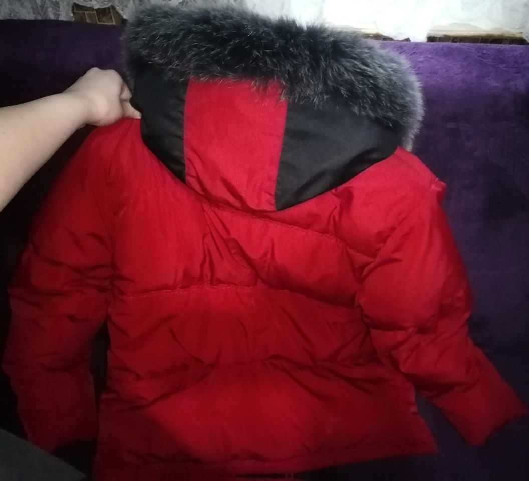 Червона жіноча куртка Puma.