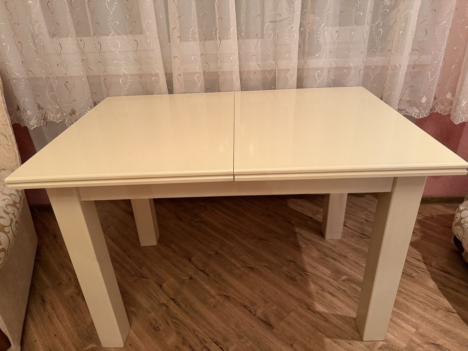 Кухонний деревʼяний стіл