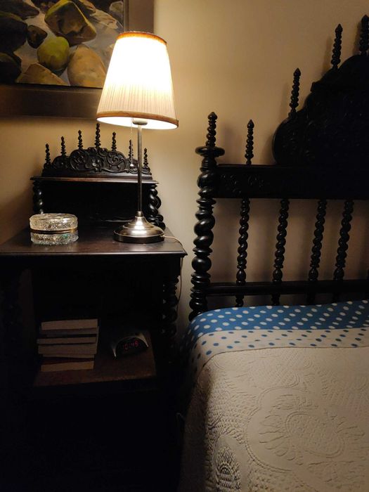 Mobília de quarto antigo, de Bilros, em madeira de pau-santo.