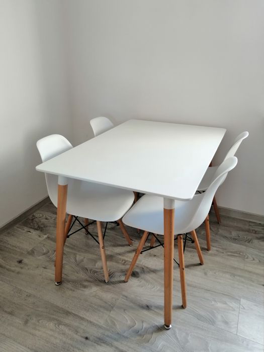 Zestaw stół z krzesłami w stylu skandynawskim