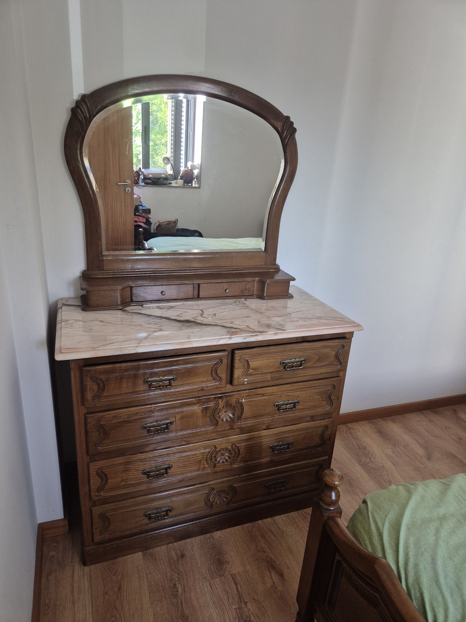 Mobilia de quarto com estrado electrico