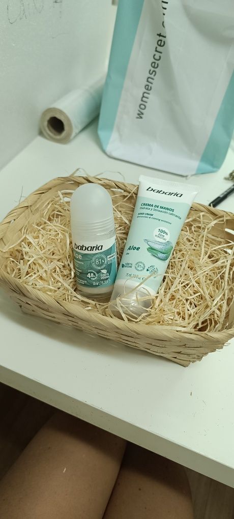 Cesta com creme de mãos e desodorizante Bavaria. Novo
