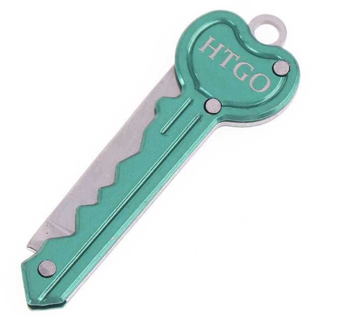 brelok w kształcie klucza z nożem.