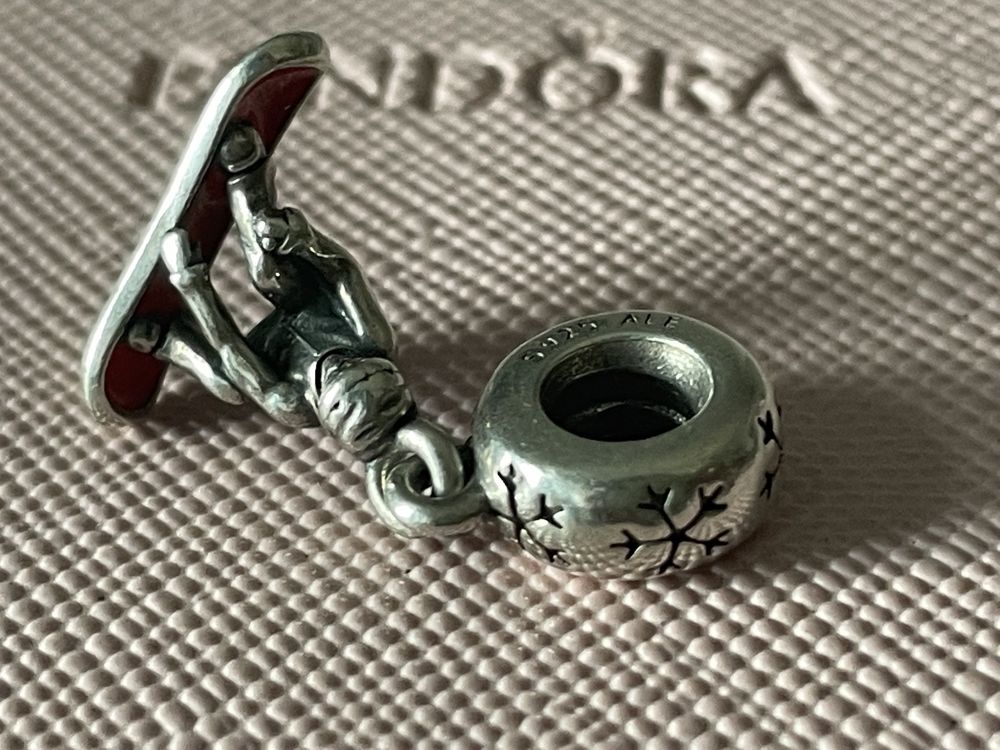 Pandora charms snowbardzista