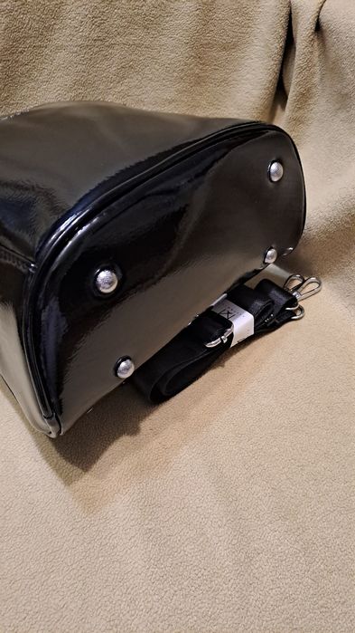 Стильний лаковий рюкзак