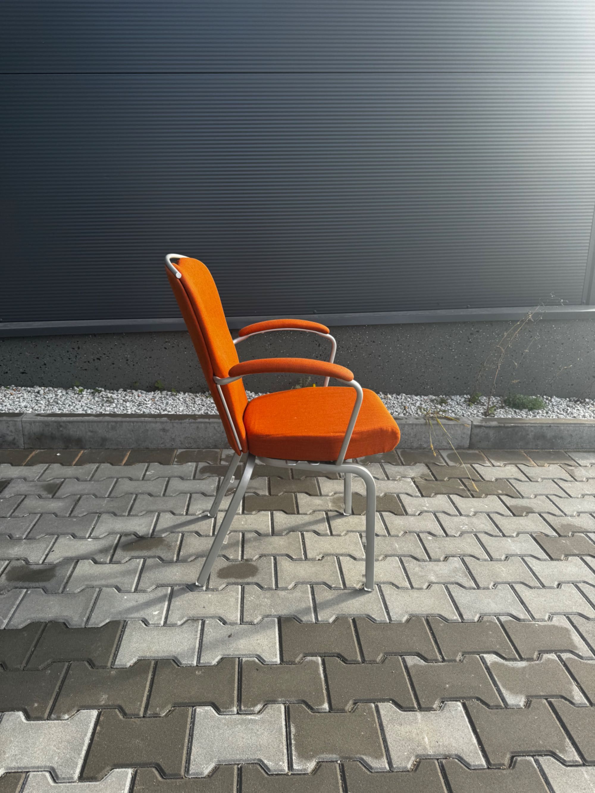Krzesło aluminiowe konferencyjne renomowanej firmy BURGESS sztaplowane