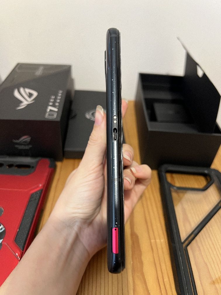 ASUS ROG Phone 7 12/256GB – stan bdb, ekran jak nowy + 2 etui gratis