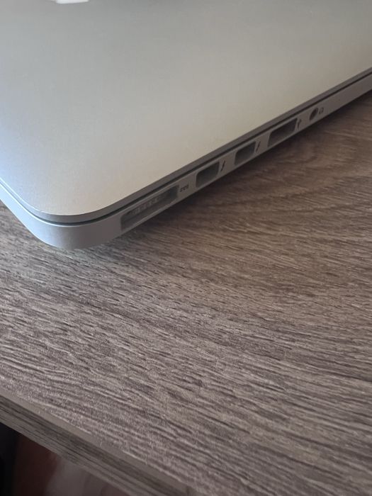 Macbook Pro Early 2015 i5 - stan 9/10