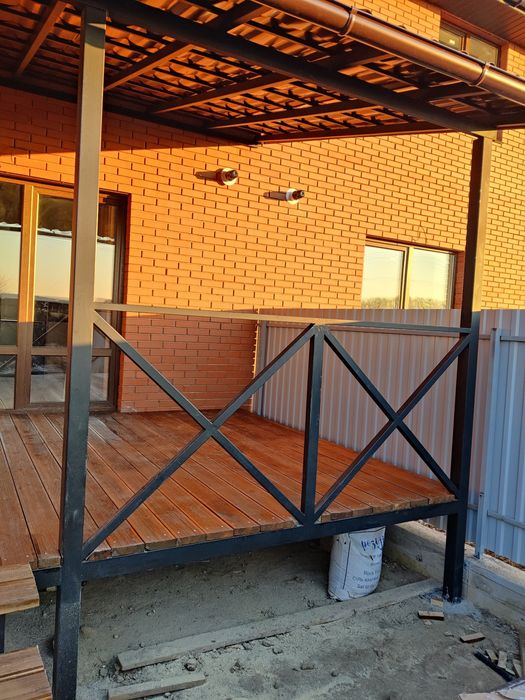 Навіси автомобільні, тераси криті з настилом з терасної дошки.