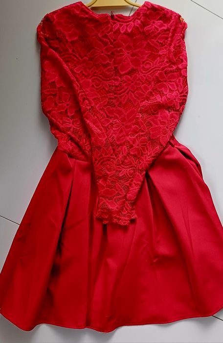 Piękna czerwona sukienka-koronka rozm. 140
