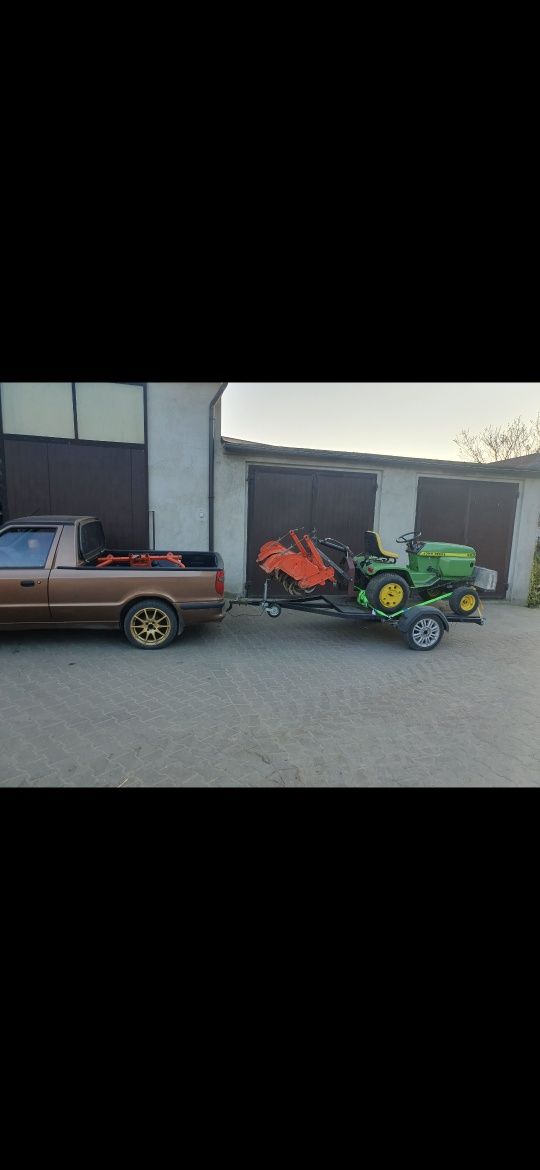 John Deere 300 – traktorek z zamiatarką, wiertnicą, glebogryzarką, kos