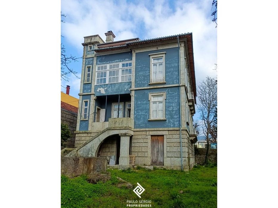 Palacete do Século XX no centro da cidade e Guimarães