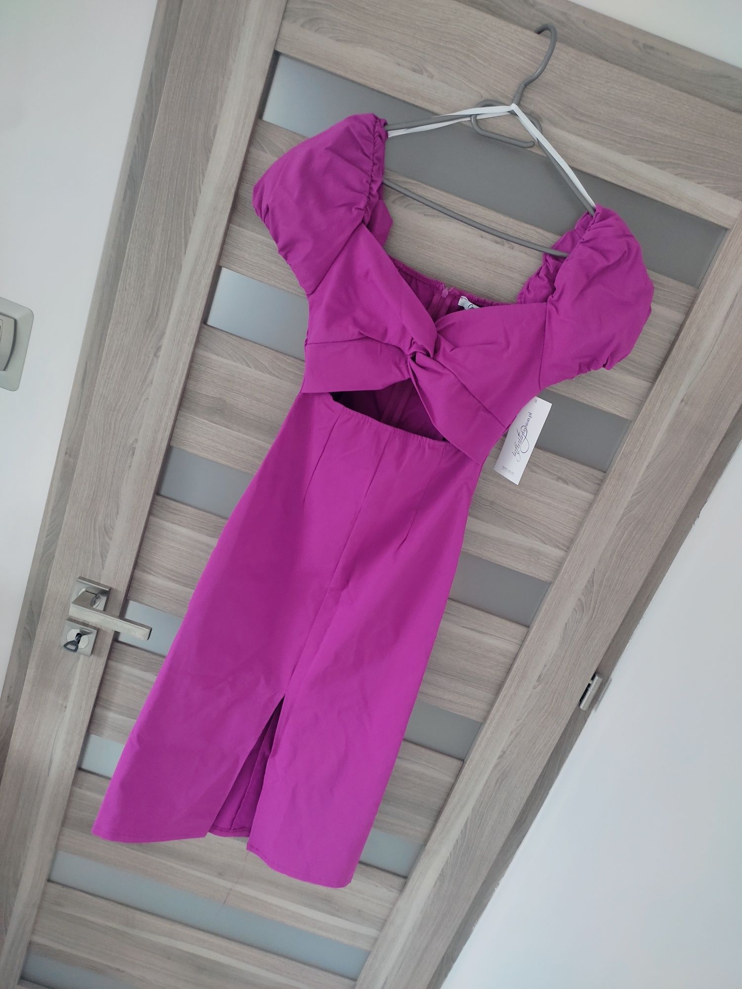 Amarantowa sukienka midi z wiskozy z rozcięciem roz M