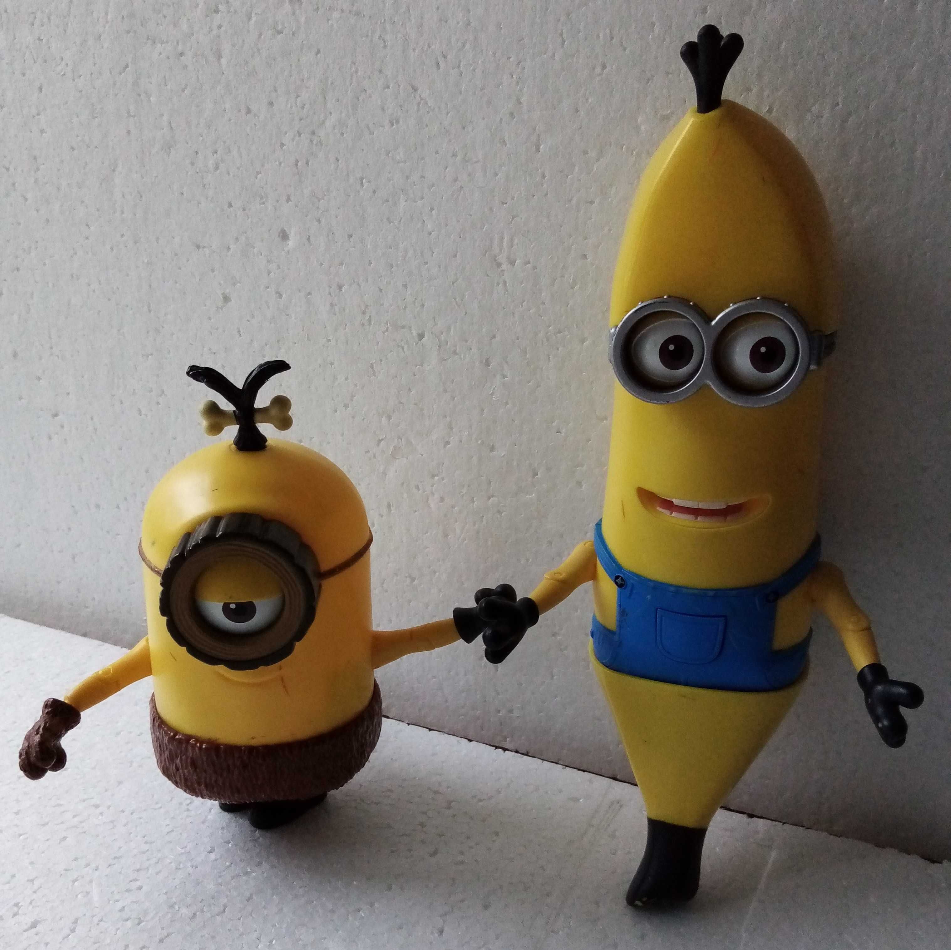 2 Minionki duże akcesoria i stroje pirat, pilot, banan, jaskiniowiec