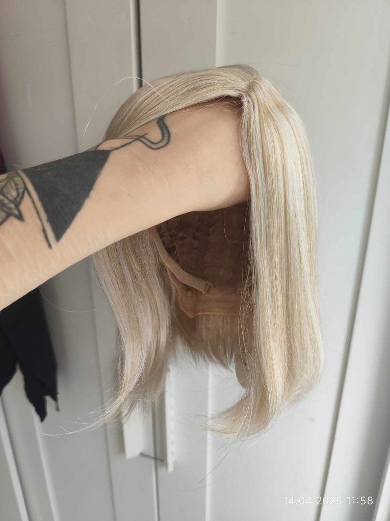 Peruka blond bob asymetryczny przedziałek na bok WIG cosplay
