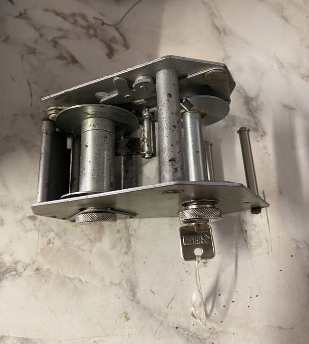 Antiga caixa registradora marca Sweda em aço inoxidável