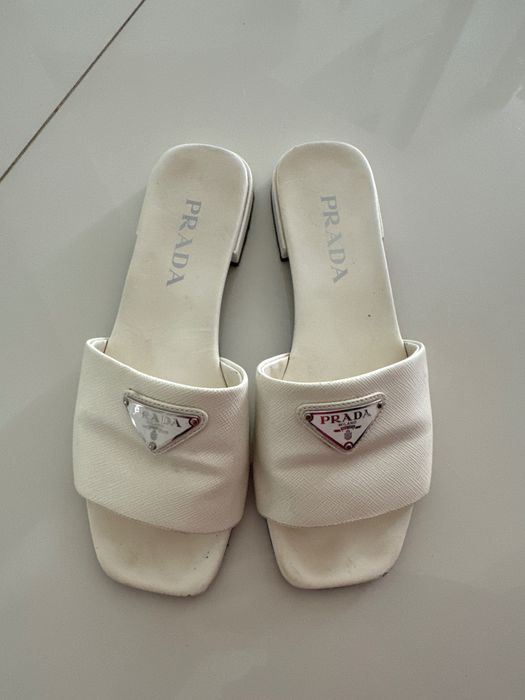 Оригінальні шльопанці Prada