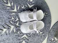 Białe buciki na chrzest roczek sesje eleganckie 21