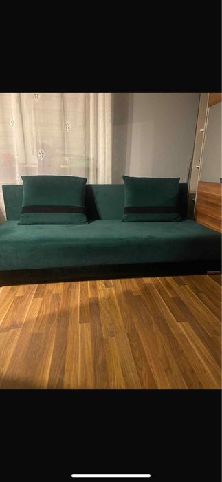 łóżko z poduszkami