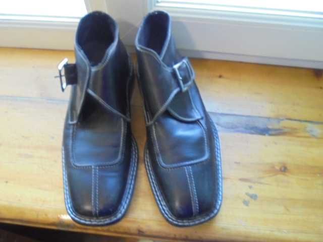 Светлый мужской костюм, рубашка на худенького парня