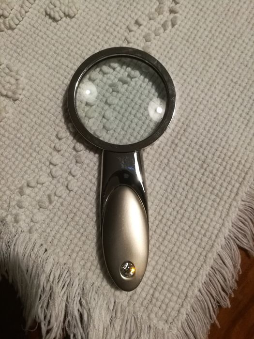 Lupa com diamante na pega