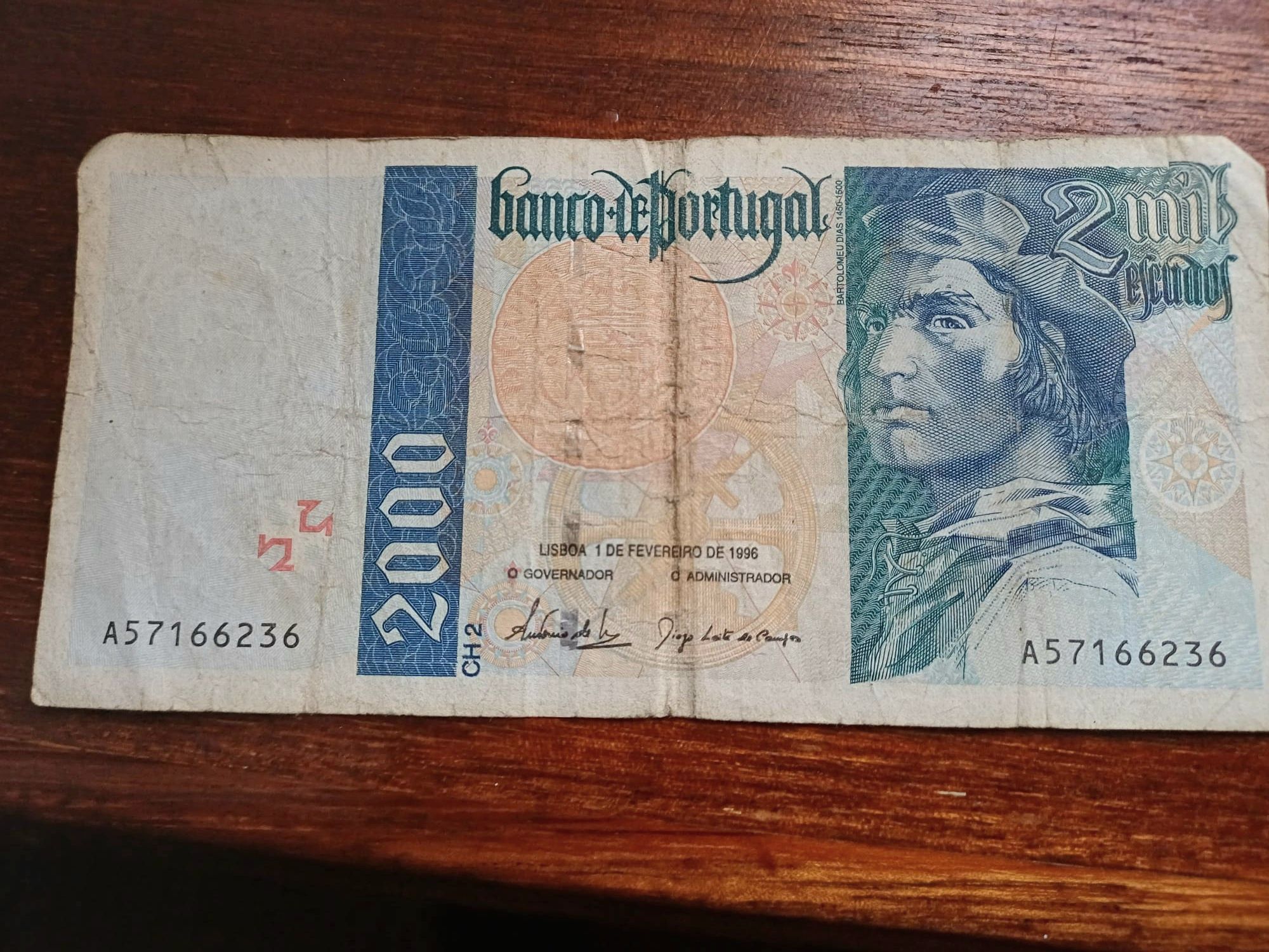 3 notas de escudos