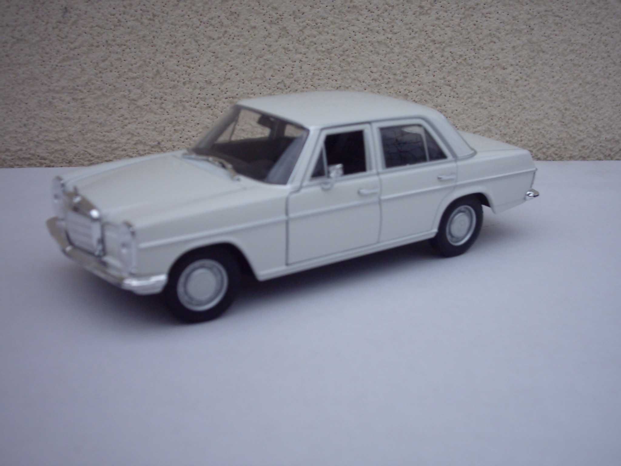 Model kolekcjonerski Mercedes-Benz W 115 220 D