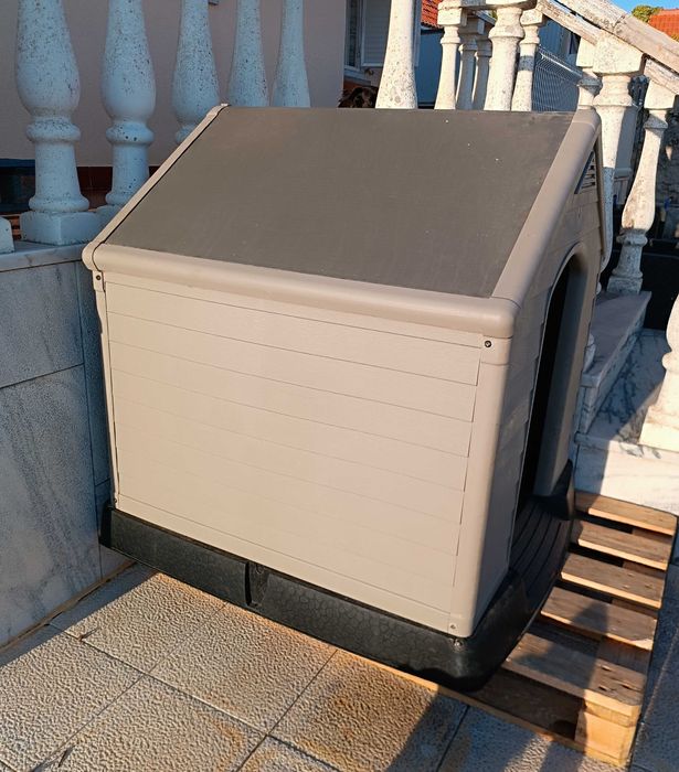 Casota para cão porte grande ou médio.  Espaçosa, resistente, lavável.