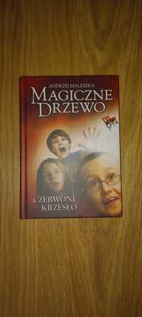 Magiczne drzewo, czerwone krzesło