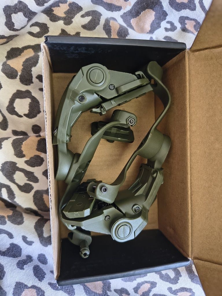 Montaż do słuchawek Howard leight sport eararmor