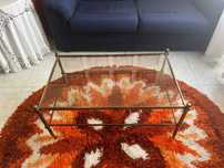 Mesa de chão com suporte em vidro