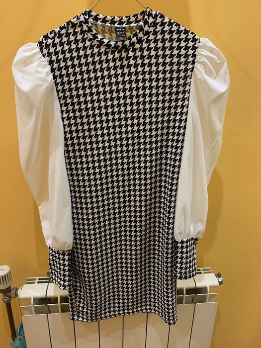 Vestido “Shein” XS/34 xadrez preto e branco com mangas tipo balão