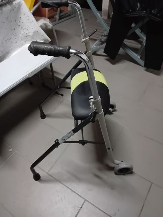 Andarilho como novo com banco de apoio