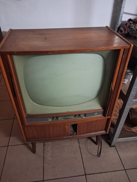 Stary telewizor  antyk