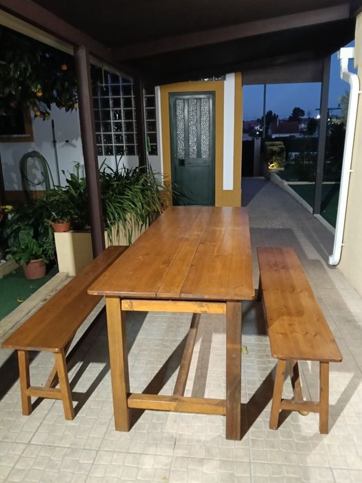 Mesa em pinho nórdico tratada e envernizada com verniz marítimo