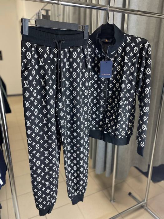 ЖЕНСКИЙ КОСТЮМ LV Спортивный костюм черный на осень/весна люкс S M топ