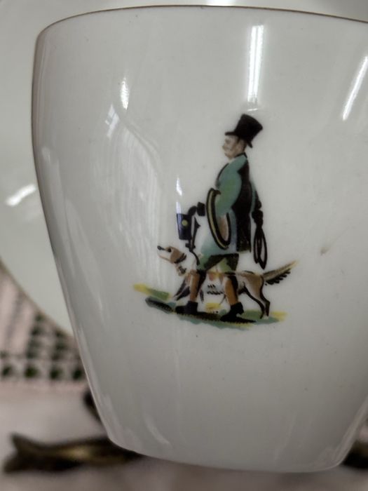 Chavena antiga marcada em porcelana