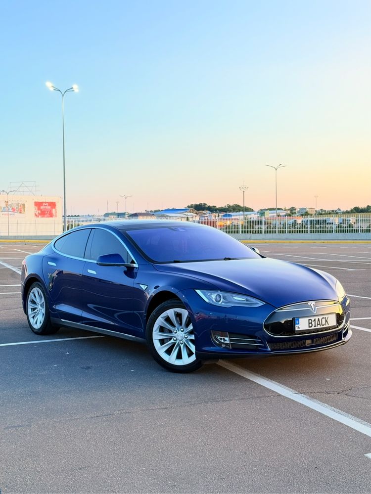 Tesla Model S 2015