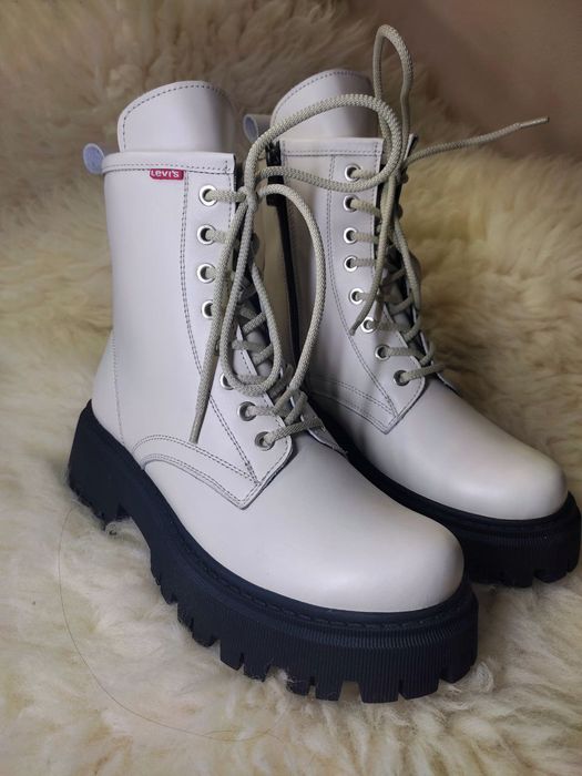 Зимові жіночі шкіряні бежеві черевики на хутрі із шнуровкою та блискав