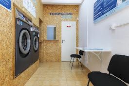 Exploracão de espaço de engomadoria em lavandaria self-service